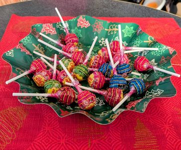 [Translate to español:] Lollies in Weihnachtsschale