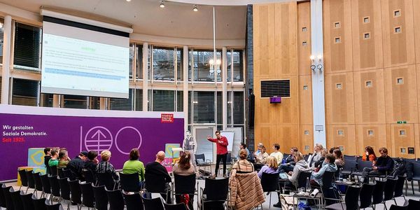 [Translate to español:] großer Saal mit Teilnehmern