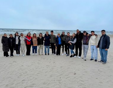 [Translate to español:] Gruppe Schüler am Strand