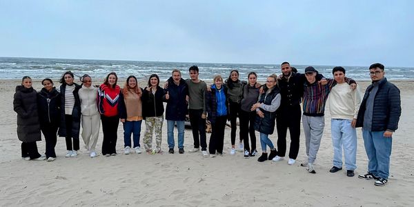 [Translate to español:] Schülergruppe am Strand